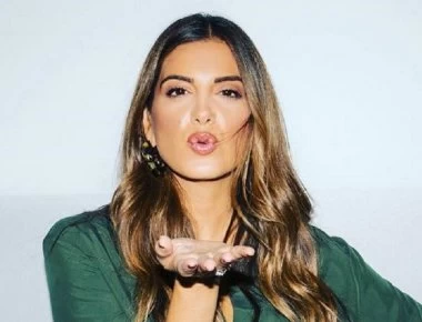 Η Σταματίνα Τσιμτσιλή ποζάρει στο ηλιοβασίλεμα της Πάρου αγκαλιά με τον γιο της (φωτο)